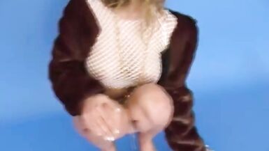 Tschechische blonde Schönheit ist super heiß nackt und ergreift die Momente - 3 image