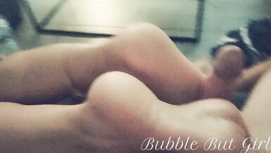 Petit massage qui se transforme en footjob et qui fini par une ejac' sur le cul et la chatte!!