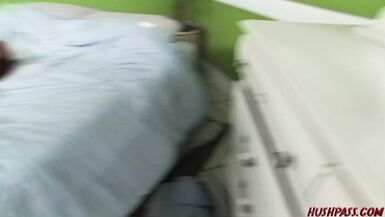 La MILF Veronica aiuta il duro ad alzarsi - 13 image