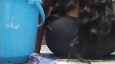 hintli koca karısı banyo yapıyor - 1 image