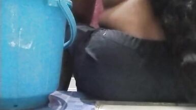 hintli koca karısı banyo yapıyor - 10 image