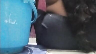 hintli koca karısı banyo yapıyor - 11 image
