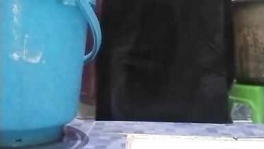 hintli koca karısı banyo yapıyor - 15 image