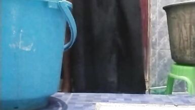 hintli koca karısı banyo yapıyor - 2 image