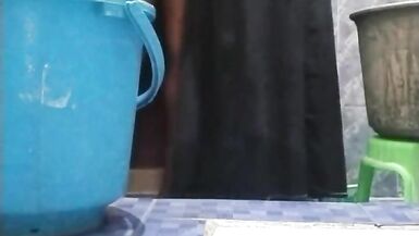 hintli koca karısı banyo yapıyor - 3 image