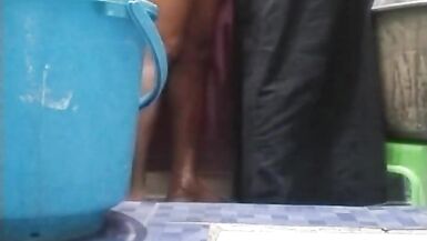 hintli koca karısı banyo yapıyor - 4 image