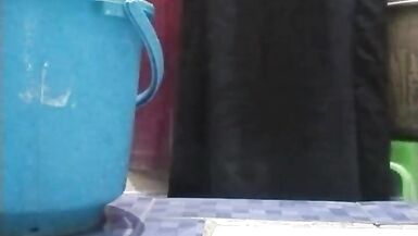 hintli koca karısı banyo yapıyor - 5 image