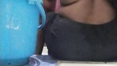 hintli koca karısı banyo yapıyor - 8 image