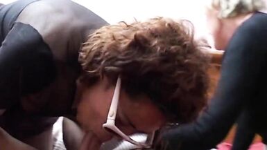 Video amatoriale inedito Sabrina arrapata scopa il figlio ancora vergine con la governante - 4 image