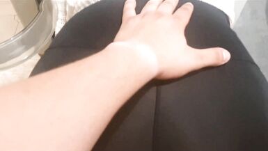 STEPMOM coincée dans une machine à laver, baisée avec une bouteille de bière, doigtée, baisée et finie dans la bouche. Appréciez-le. - 2 image