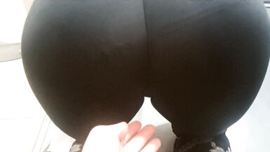 STEPMOM coincée dans une machine à laver, baisée avec une bouteille de bière, doigtée, baisée et finie dans la bouche. Appréciez-le. - 3 image