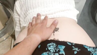 STEPMOM coincée dans une machine à laver, baisée avec une bouteille de bière, doigtée, baisée et finie dans la bouche. Appréciez-le. - 4 image