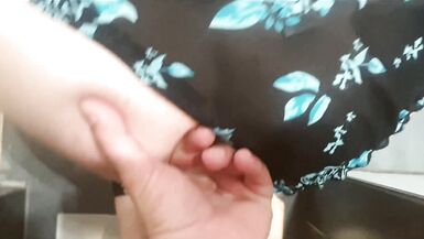 STEPMOM coincée dans une machine à laver, baisée avec une bouteille de bière, doigtée, baisée et finie dans la bouche. Appréciez-le. - 8 image