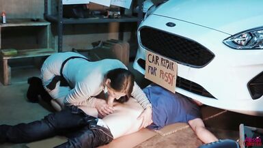 La cliente dévergondée baise son mécanicien - Réparation de voiture pour chatte - Alessia Caliente