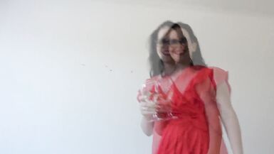 La jeune mariée a ligoté le marié et a commencé à le baiser dans une position de cowgirl pour lui voler son sperme. - 2 image