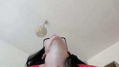 La jeune mariée a ligoté le marié et a commencé à le baiser dans une position de cowgirl pour lui voler son sperme. - 7 image