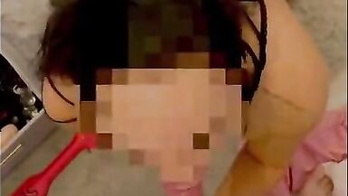 Melike, harika yaliyor. Spermeleri yalayip yutuyor. Turkish girl Melike licks great. He licks and swallows sperm. - 3 image