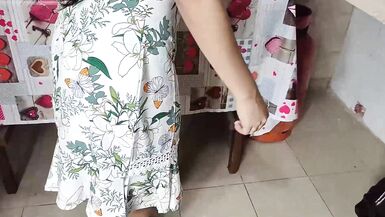 La femme au foyer qui cuisine est insatisfaite et ne peut résister à une grosse bite - 4 image