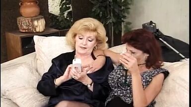Deux milfs baisent dans une grande orgie avec deux bites enthousiastes
