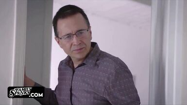 Une jeune fille en colère fait payer son mari avec son nouveau beau-fils