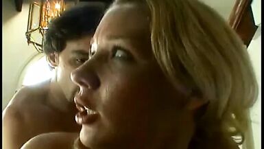 Une jolie blonde aux seins bien gonflés samuse dans les escaliers. - 1 image