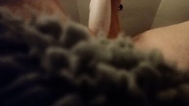 Amatrice utilisant un jouet pour se faire jouir plusieurs fois