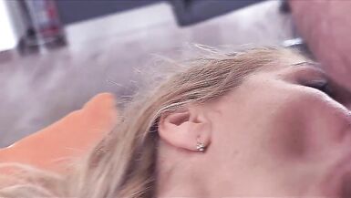 Vicky als Sekretärin trifft sich mit Kunde (und sie ficken mit ohne Kondom) - 13 image