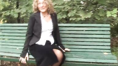 Sesso lesbico tra milf! - 2 image