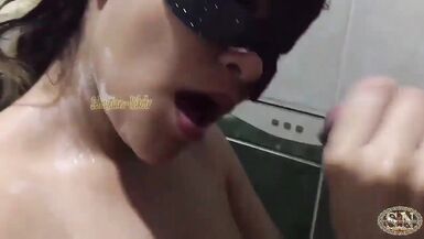Apanho a minha meia-irmã no duche e fodo-a. Ofereço-lhe dinheiro em troca da sua rata - 3 image