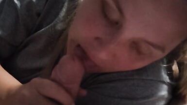 Hotwife bekommt Überraschung Sperma im Mund während sinnlicher erotischer Blowjob - Tootsie Toesies - 3 image