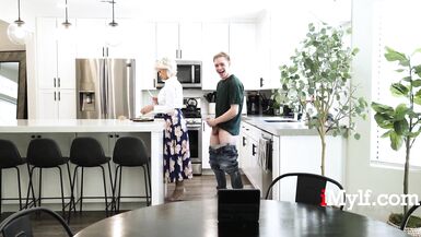 乞求继母做#Cuminyourmomchallenge - Charli Phoenix - 2 image