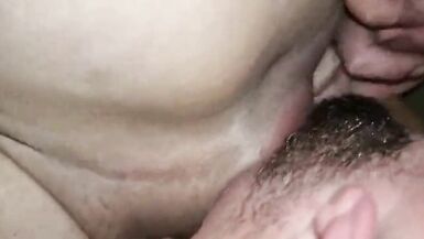 La femme de mon voisin sait vraiment comment sucer une bite, sa chatte mange ma bite et son gode. - 8 image
