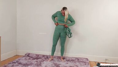 Sexy yoga pants try on - 3 image