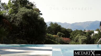 Regardez ses gros seins se trémousser pendant quelle baise sa chatte avec un gode. - 2 image