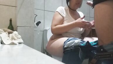 bbw milf chupando meu pau enquanto ela faz xixi na privada - 8 image