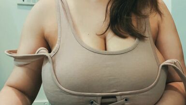La femme de Milf baise lami de son mari après un enculage de nichons gras Ses gros seins rebondissent sur la bite - 3 image
