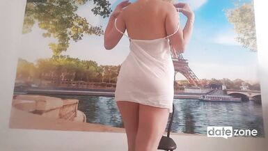 Quand les autres ménages sont au travail ou à lécole, la mère donne un spectacle sexuel à la maison.