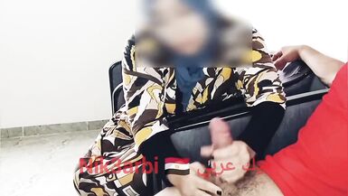 Ein unterdrückter Ägypter holt seinen Penis vor einer verschleierten Muslimin in einer Zahnklinik heraus - 10 image