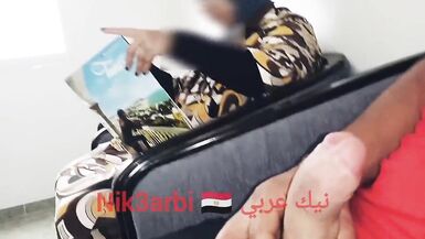 Ein unterdrückter Ägypter holt seinen Penis vor einer verschleierten Muslimin in einer Zahnklinik heraus - 2 image