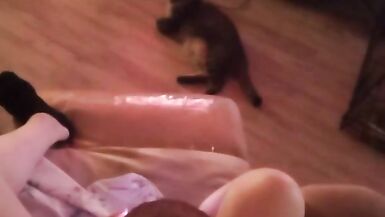 Une joueuse en culotte et soutien-gorge jouant à Fortnite - 15 image