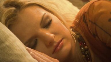 Une fille fait une fellation unique en son genre avant de faire lamour dans un lit.