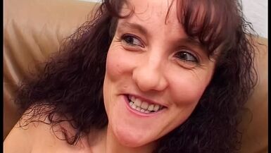 La gérante dun hôtel se fait baiser par un client pendant son temps de travail - 1 image