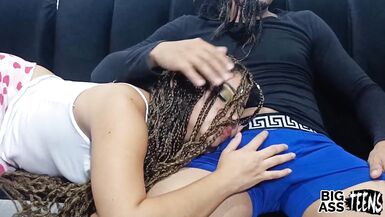 Mein Stiefvater macht mich saugen seinen Schwanz, wenn wir einen Film zu beobachten Ich schlucke seinen Schwanz seine Milch bricht meinen Arsch mit Hahn und er cums in meinem Xvideos Big ass - 3 image