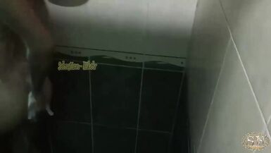 Apanho a minha meia-irmã a masturbar-se na casa de banho. Chantageio-a para a foder. Sexo duro com a minha meia-irmã. - 5 image