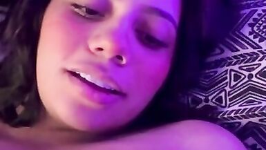 Jai besoin de ces grosses mains papa - FERMEZ-VOUS - pressons mes gros seins