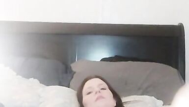 Güzel kırmızı başlı Milf iki oyuncakla boşalıyor - 4 image