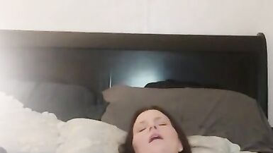 Güzel kırmızı başlı Milf iki oyuncakla boşalıyor - 5 image