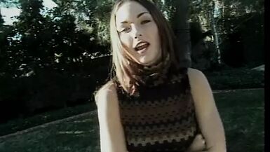 Une brune chaude et inexpérimentée se fait goûter sa chatte humide par sa copine en chaleur