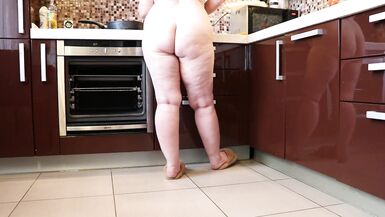 Naked mature bbw in the kitchen. plump legs. - 4 image