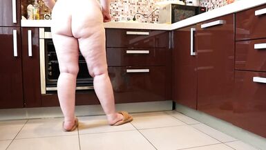 Naked mature bbw in the kitchen. plump legs. - 6 image